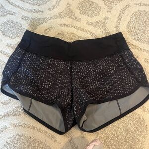 Lululemon speed up shorts size 4 pattern
